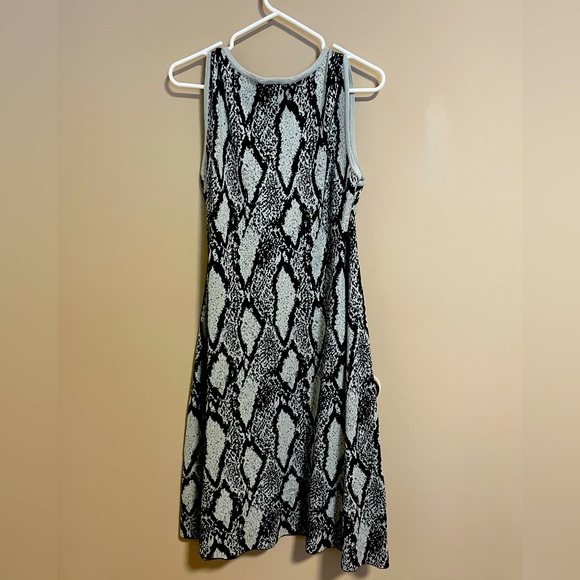 034 Torrid Sleeveless Snakeskin Trapeze Dress - Picture 2 of 5